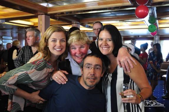 Com a sulafricana Kim e a neozelandesa Cheli durante coquetel de despedida no Sea Spirit